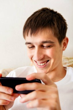 Telefonu olan genç bir adam.