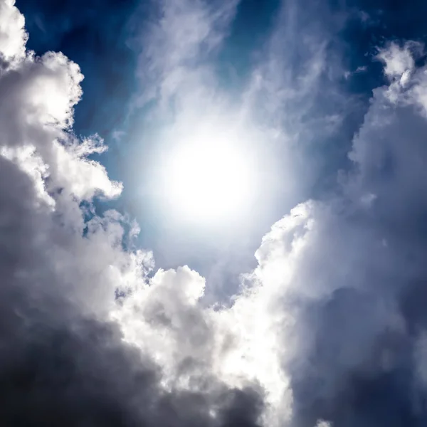 Cloudscape met een zonlicht — Stockfoto