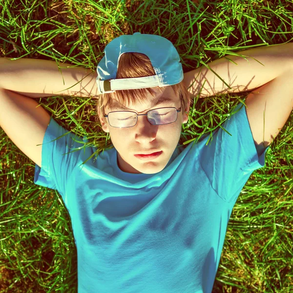 Jongen op het gras — Stockfoto