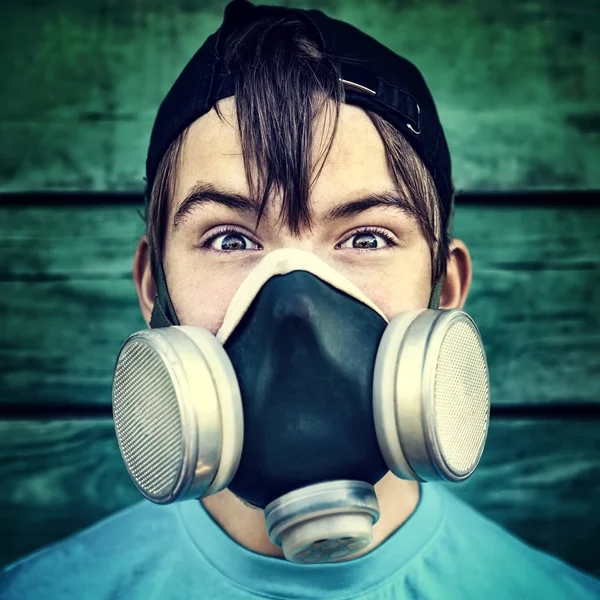 Tiener in de gasmasker — Stockfoto