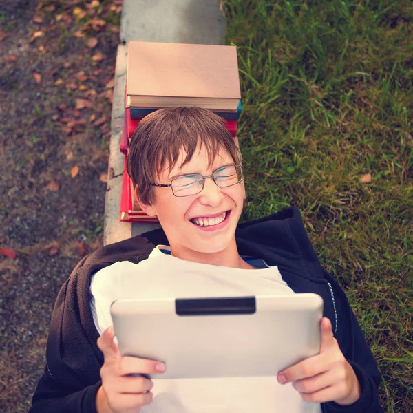 Adolescente con computer Tablet — Foto Stock