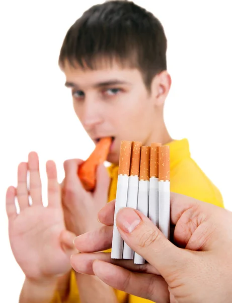 Jovem recusa um cigarro — Fotografia de Stock