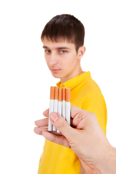 Jeune homme avec une cigarette — Photo