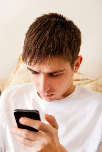 Jeune homme avec un téléphone — Photo