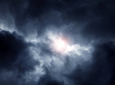 Karanlık ve Dramatik Fırtına Bulutlarında Işık
