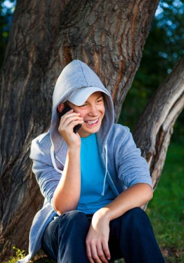 Genç cep telefonu ile