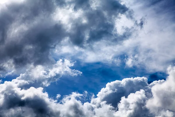 Σύννεφα και μπλε ουρανός — Φωτογραφία Αρχείου