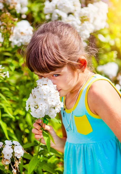 Menina pequena com uma flor — Fotografia de Stock