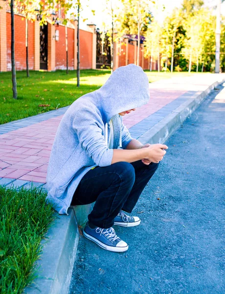 Triste adolescente al aire libre — Foto de Stock