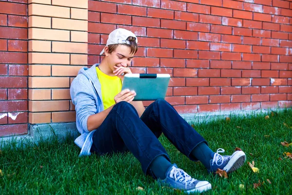 Tiener met tablet pc — Stockfoto