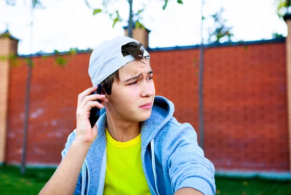 Triste adolescente con teléfono celular —  Fotos de Stock