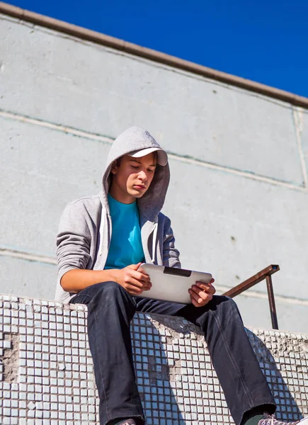 Teenager s tabletovým počítačem — Stock fotografie