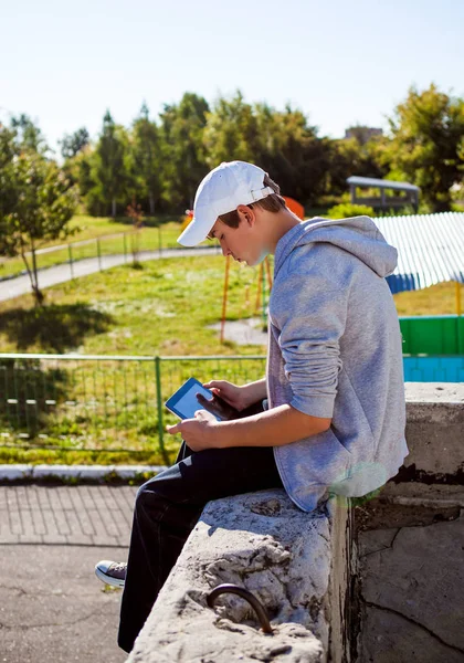 Teenager with Tablet Computer — Stock Photo, Image