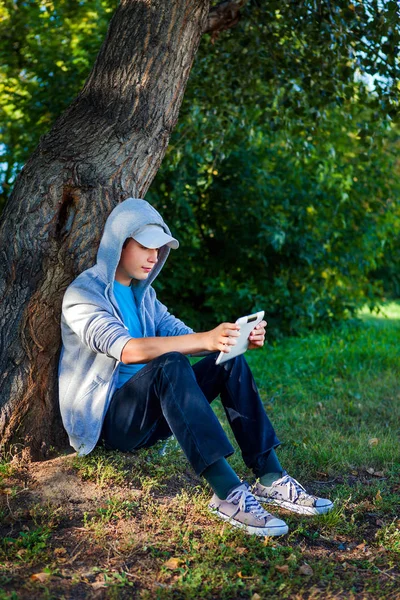 Teenager s tabletovým počítačem — Stock fotografie