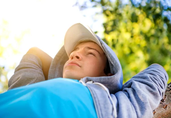 Teenager na stromě — Stock fotografie