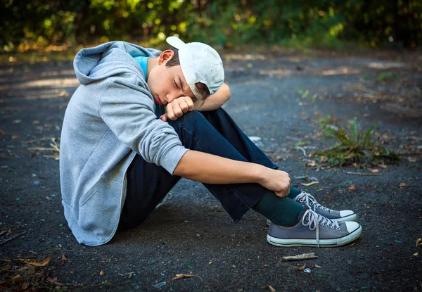 Triste adolescente ao ar livre — Fotografia de Stock