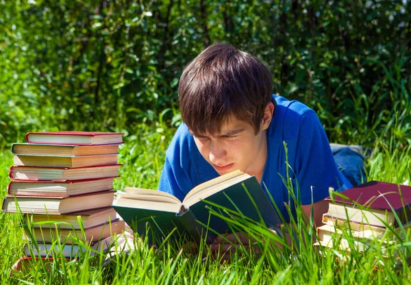 젊은 남자는 책을 읽고 — 스톡 사진