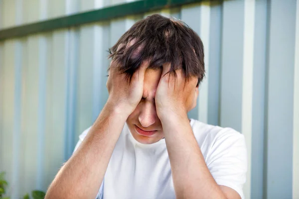 Triest jonge man buiten — Stockfoto