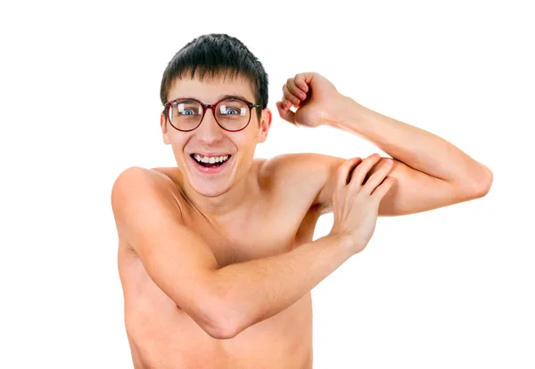 Молодой человек сгибает мышцы — стоковое фото