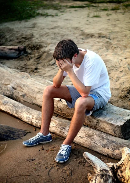 Smutný mladík venkovní — Stock fotografie
