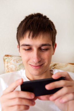 cep telefonu ile genç adam