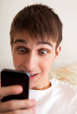 cep telefonu ile genç adam