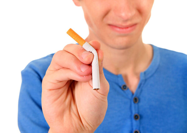Молодой человек отказывается от сигареты

