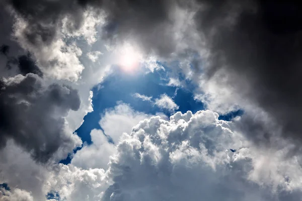 Paisaje nublado con luz solar — Foto de Stock