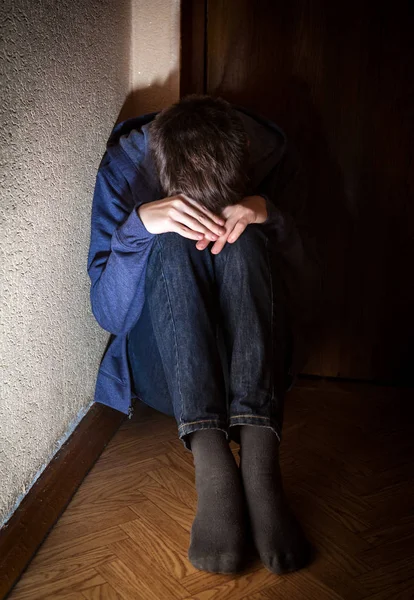 Triste adolescente en la esquina — Foto de Stock