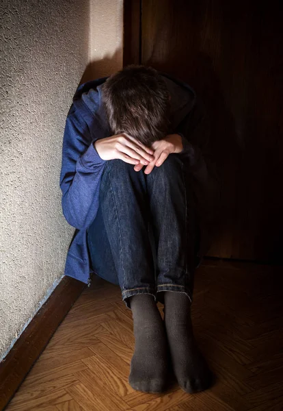 Triste adolescente no canto — Fotografia de Stock