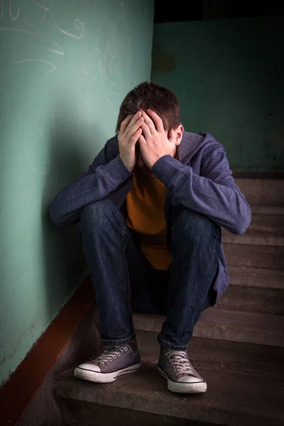 Trauriger Teenager auf der Treppe — Stockfoto