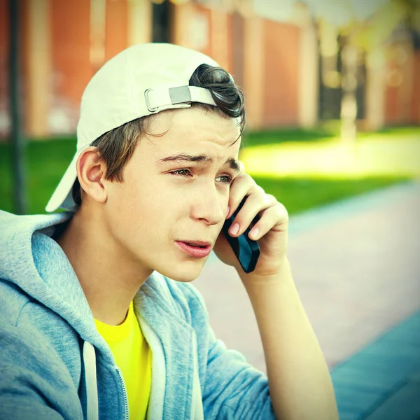 Adolescente con teléfono celular — Foto de Stock