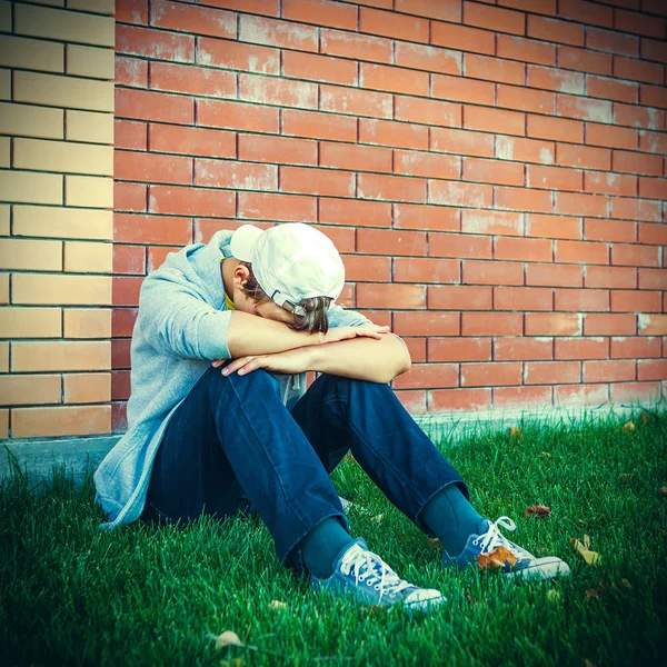 Triste adolescente al aire libre — Foto de Stock