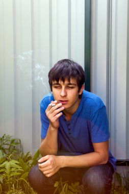 Sigaralı genç adam.