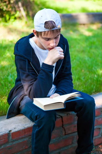 Nastolatek z książki — Zdjęcie stockowe
