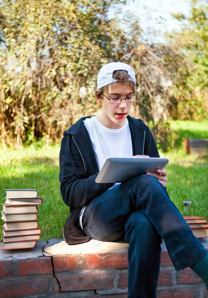 Adolescente com computador tablet — Fotografia de Stock