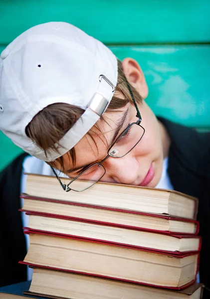 Triste adolescent avec un livres — Photo