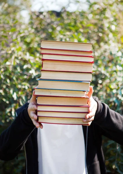 Personne avec un livre — Photo