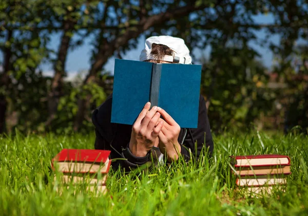 Person med en böcker — Stockfoto