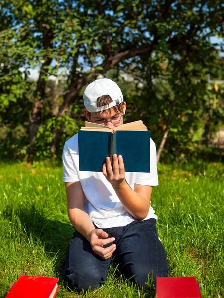 Tiener met een boeken — Stockfoto