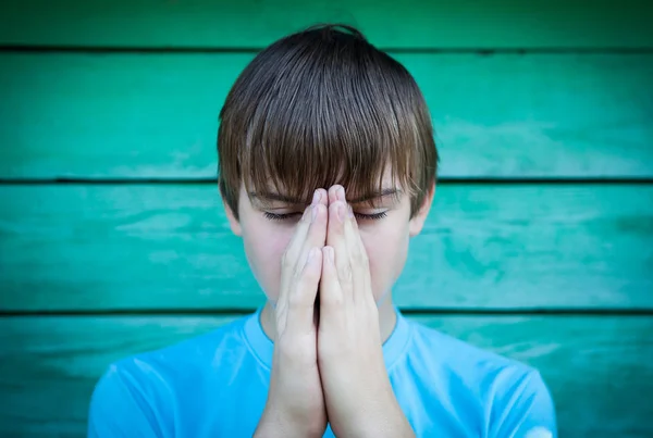 祈祷室外的少年 — 图库照片