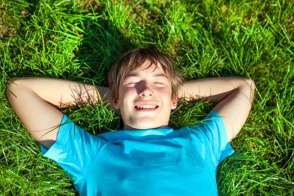 Teenager auf dem Rasen — Stockfoto