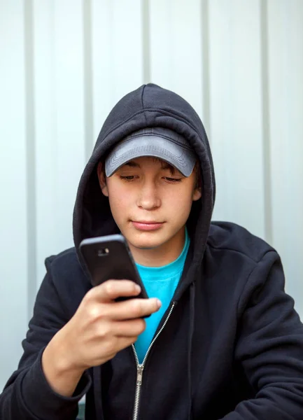 Adolescente con un telefono — Foto Stock