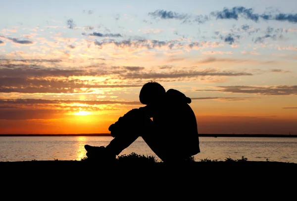 Triste adolescente al tramonto — Foto Stock