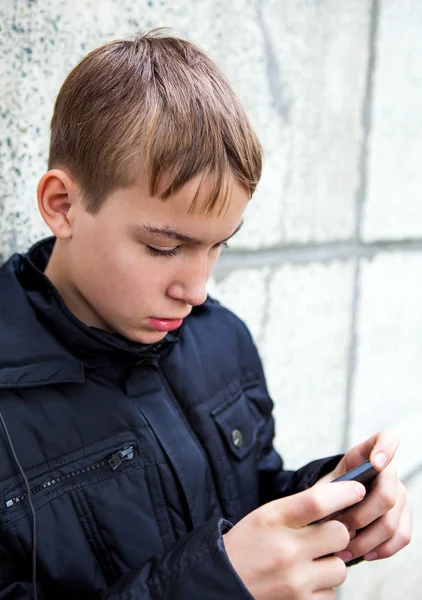 Kid met een telefoon — Stockfoto