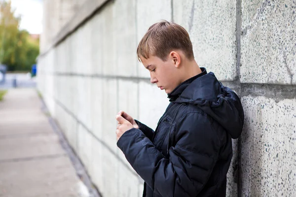 Criança com um telefone — Fotografia de Stock