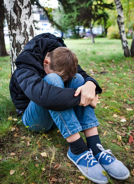 Triste adolescent extérieur — Photo