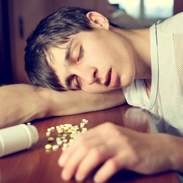 Парень спит с таблетками — стоковое фото