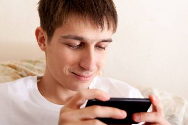 cep telefonu ile genç adam