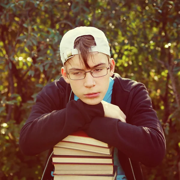 Triest tiener met een boeken — Stockfoto